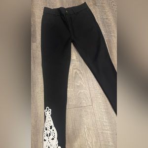 Cropped pants with lace